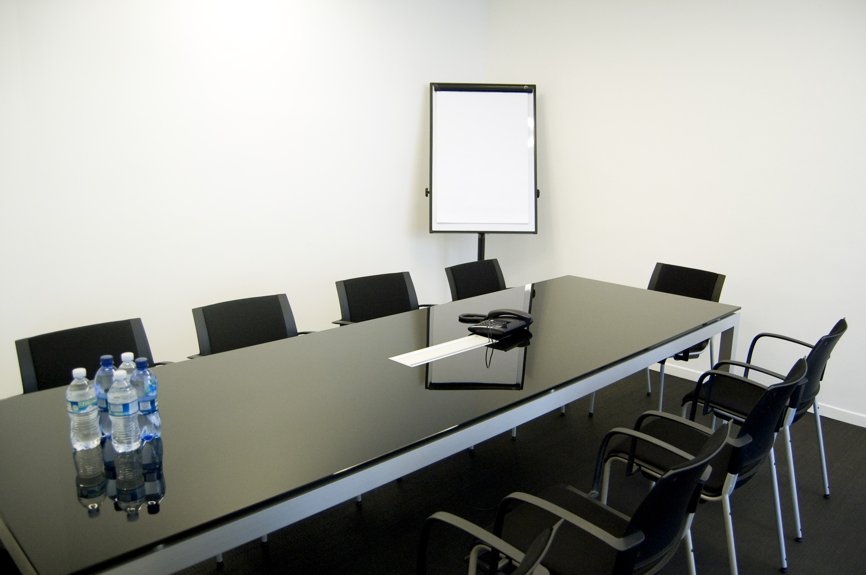 Furniture,Unusual White Wall Paint Design Office Space Online With Awesome Black Glass Rectangular Desk And Beautiful White Legs Also Comfortable Black Office Chairs,Modern Design Office Space Online