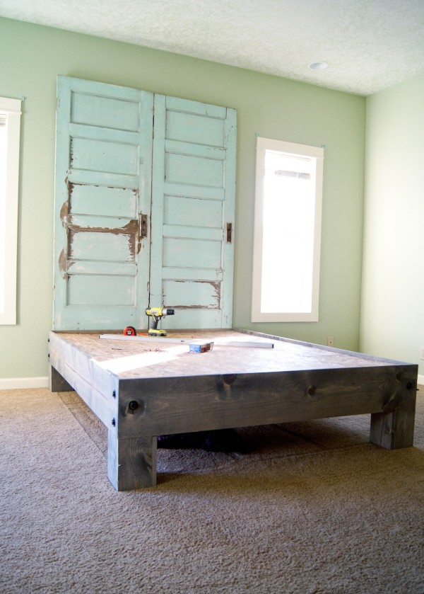 Bedroom,Cheap And Creative Recycling Door Headboard Bed Design Inspiration With Nice Wood Bed Frame Also Soft Gray Rug For Vintage Concept,Single Bedroom With Headboard Beds