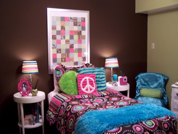 Bedroom,Pretentious Dark Brown Mixed Cream Wall Paint Bedroom Themes For Teenager Design Ideas With Comfortable White Bed Sheet And Cool White Round Bedside Tables Also Gorgeous Colorful Drum Table Lamps,Cool Awesome Bedroom Themes For Teenagers Modern