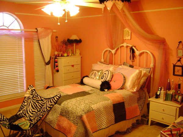 Bedroom,Nice Looking Pink Wall Paint Tween Bedroom Ideas For Girl With Adorable White Iron Headboard And Comfortable Bed Cover Plus Beautiful White Wood Nightstand Table Also Picturesque Corner White Wood Dresser,Inexpensive And Cute Tween Bedroom Ideas For Girls