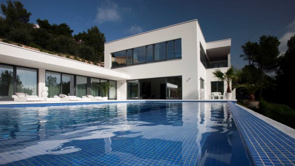 Architecture,New Model Large Modern House Design Ideas With Amazing White Exterior And Beautiful Black Wood Window Frames Also Comfortable White Pool Chaise Lounge Plus Luxurious Pool,Flawless Large Modern Houses Inspiration
