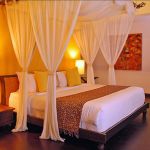 Bedroom,Astounding Tween Room Design Ideas With Beautiful Canopy Bed And Cozy White Mattress Also Charming Brown Wood Nightstand Table Plus Gorgeous Cream Hanging Lamps For Transitional Concept,Cool Awesome Tween Rooms Design Ideas