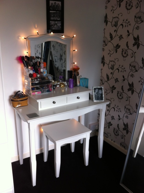 Bedroom,The Best Cool Make Up Table Design Inspiration With Style White Vanity Desk And Beautiful Glass Mirror On Combined Vanity Lighting Also Comfortable White Wood Bench,Make Up Table Design Ideas