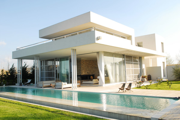 Architecture,Charming Large Modern House Design Inspiration With Stylish White Exterior And Stunning Glass Sliding Doors Also Cool Long Pool,Flawless Large Modern Houses Inspiration