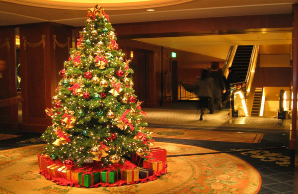 Furniture,Enticing Large Space Best Christmas Decorating Ideas With Exquisite Green Christmas Tree On Combined Beautiful Red Golden Ball Ornament And Gorgeous Having Red Series Ribbon Flowers Also Soft Cream Pattern Round Rug,The Best Christmas Decorating Ideas And Christmas Tree For Your Home